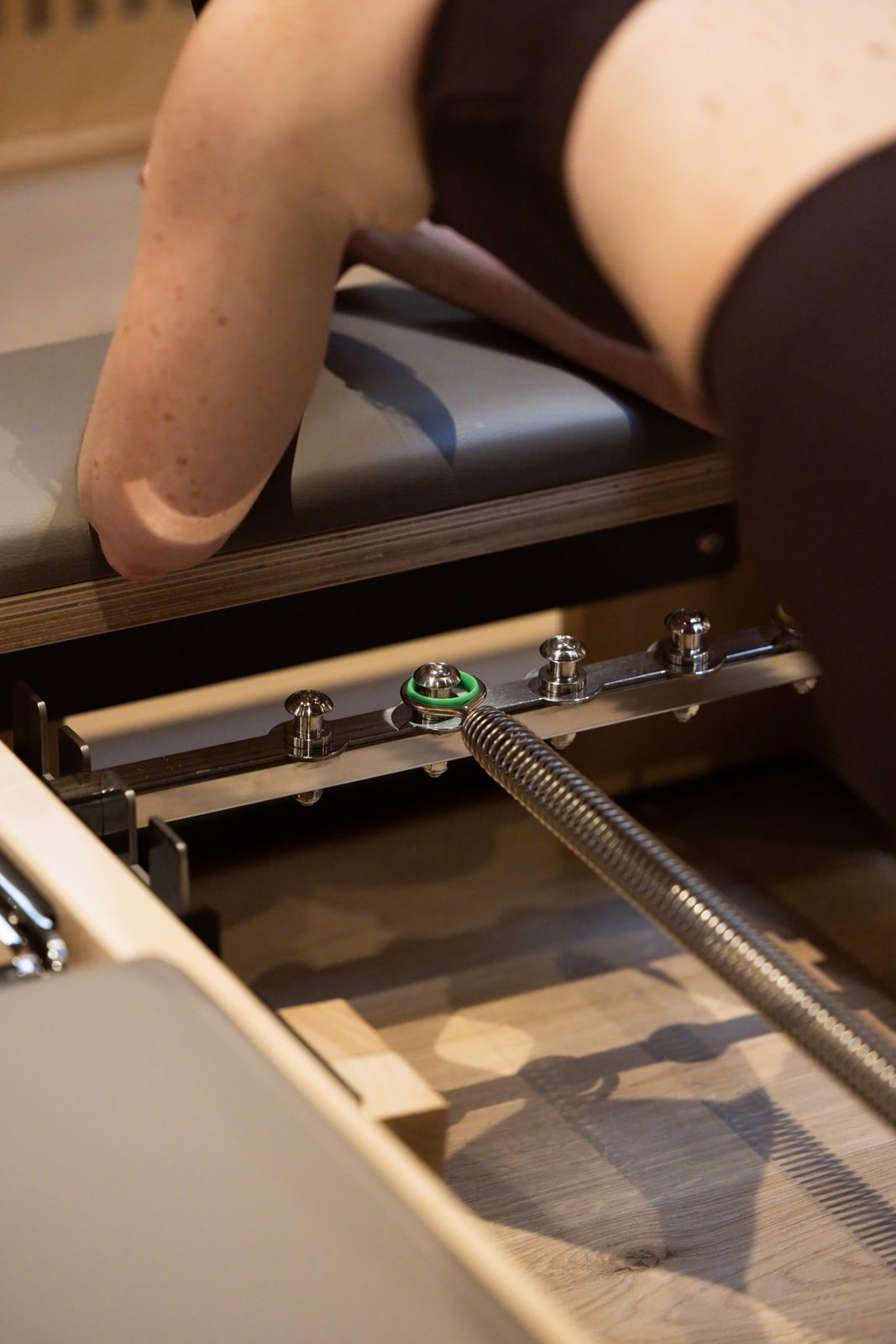 Close-up van de veren op de reformer tijdens Reformer Bootcamp