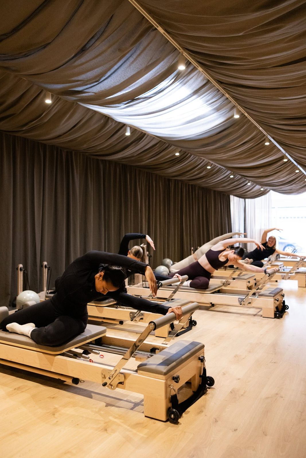 Groepsles in beweging tijdens Reformer Flow