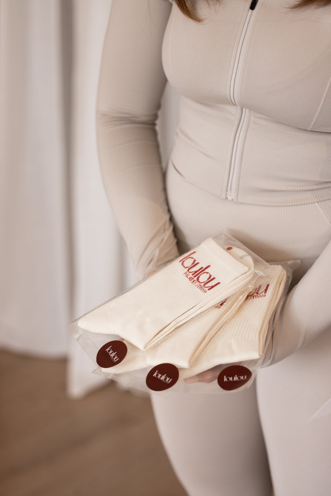 Opgevouwen Loulou grip socks in de hand