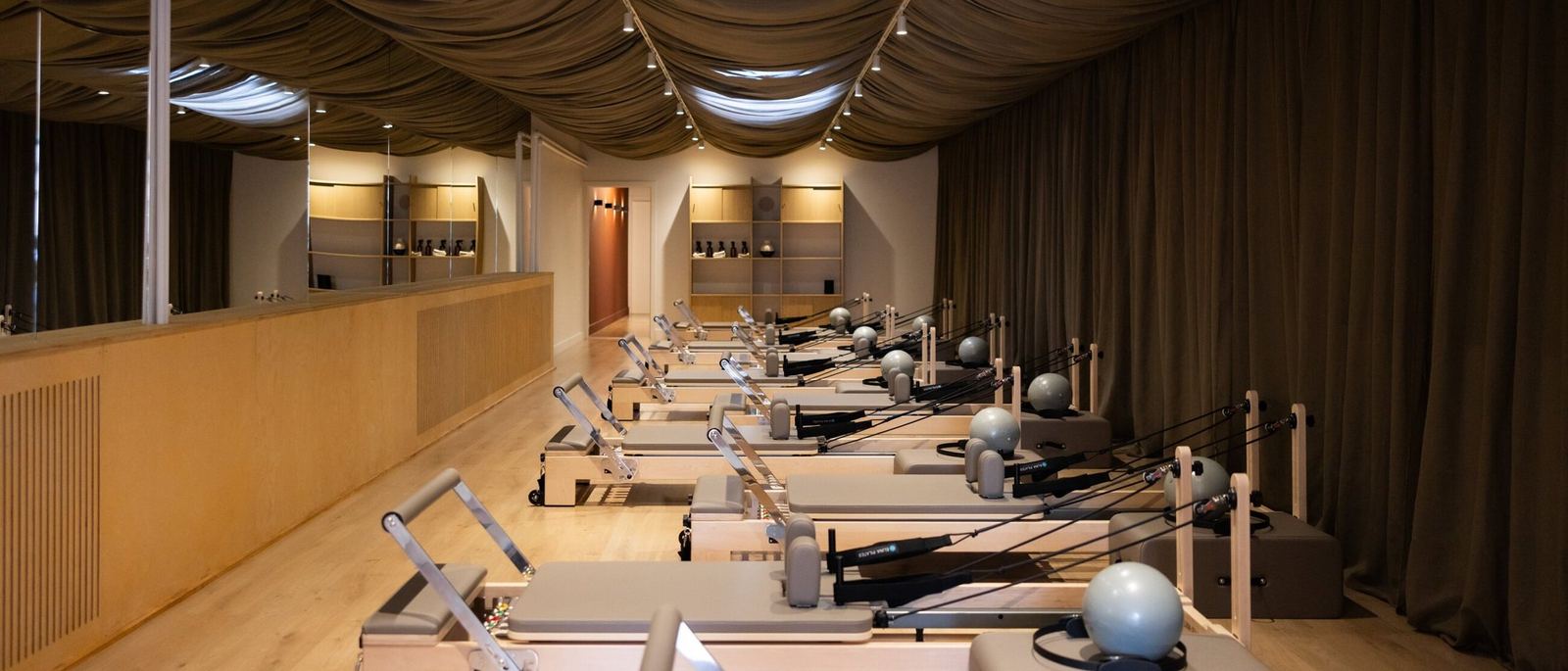 De reformerzaal van Loulou Studio in Drongen
