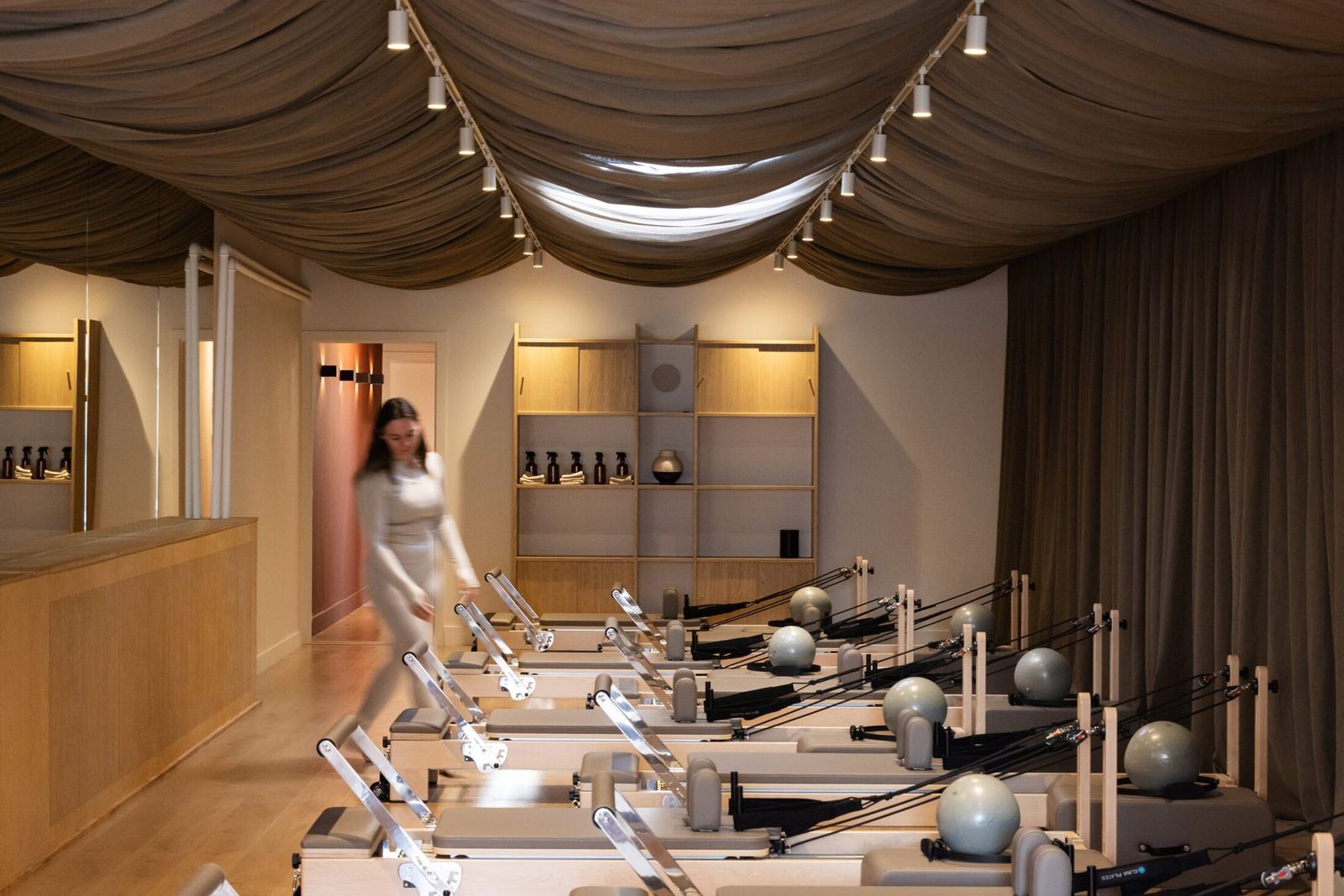 De reformerzaal van Loulou Studio